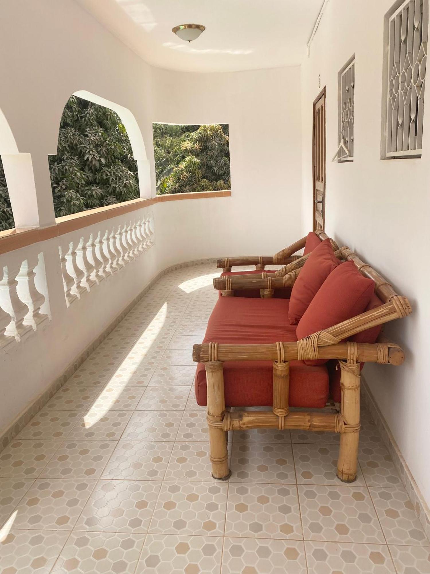 Готель Dabo House Brufut Екстер'єр фото